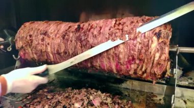 Geleneksel Türk Donör Cag Kebap Yemekleri Bıçak Görüntüsüyle Kesiliyor.