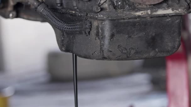 汽车旧车引擎排油段 — 图库视频影像