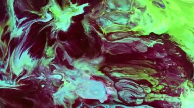 Yavaş çekimde yayılan koyu renkli boya karışımının yakın çekimi. Harmanlandıklarında, bu renkler hareket grafiklerinde ve özel görsel efektlerde organik bir arka plan olarak kullanılabilecek güzel bir doku dizaynı oluştururlar..