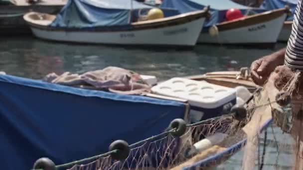 Руки Старого Рибалки Готують Сітки Нового Зловити Відео — стокове відео