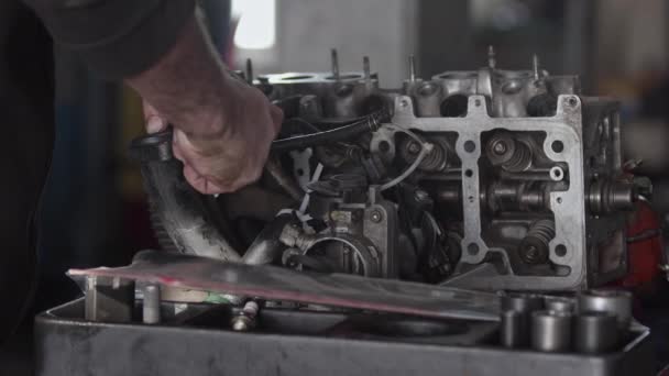Reparação Carburador Carro Velho Filmagem Loja Reparação — Vídeo de Stock