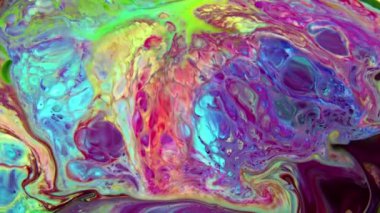 Bu video, yavaş çekimde yayılan koyu renkli boya karışımının aşırı yakın çekim görüntülerini içeriyor. Harmanlandıklarında, bu renkler hareketli grafiklerde bileşik element olarak kullanılabilecek güzel bir doku tasarımı oluştururlar..