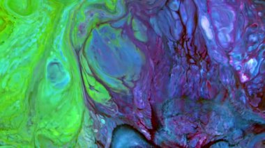Bu video, yavaş çekimde yayılan koyu renkli boya karışımının aşırı yakın çekim görüntülerini içeriyor. Harmanlandıklarında, bu renkler hareketli grafiklerde bileşik element olarak kullanılabilecek güzel bir doku tasarımı oluştururlar..