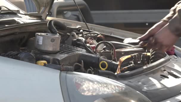 用Socket Wrench插头修复故障汽车发动机 — 图库视频影像