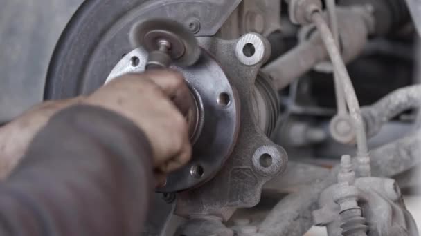 Reparación Motor Coche Defectuoso Con Una Llave Zócalo — Vídeo de stock