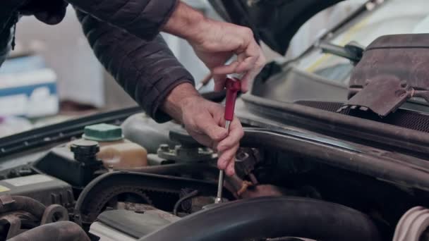 Reparatur Eines Defekten Automotors Mit Einem Steckschlüssel — Stockvideo