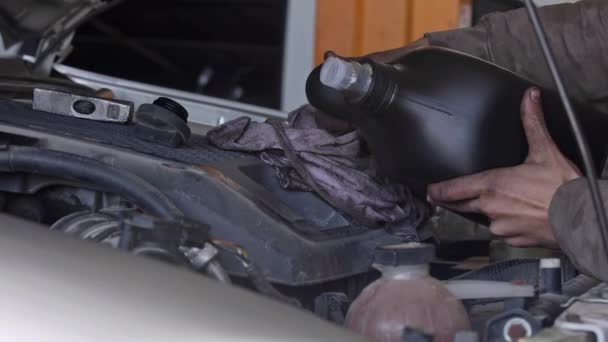 Araba Tamircisi Araba Servisi Görüntülerindeki Siyah Plastik Şişeden Motora Yağ — Stok video