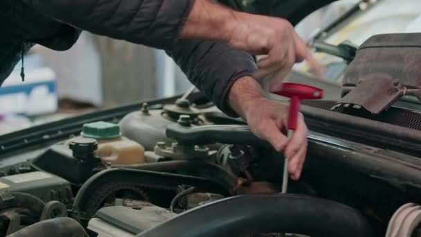Mechanische Reparaties Kapotte Auto Motor Met Een Moersleutel Reparatiewerkplaats Beelden — Stockvideo