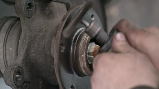 修车厂修车过程中带有电砂的车轮轮毂的机械清洗尘 — 图库视频影像