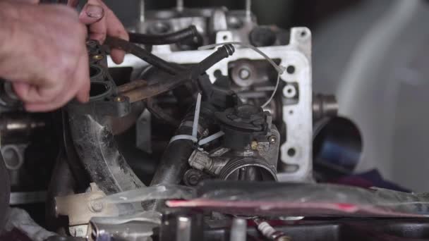 Mekaniker Reparation Manifold Och Cylinder Block Bilmotor Film — Stockvideo
