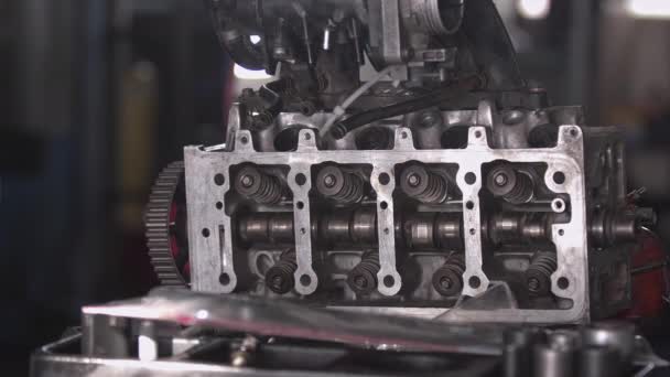 Cilinderkop Blok Onderdelen Een Vintage Motor Reparatie — Stockvideo
