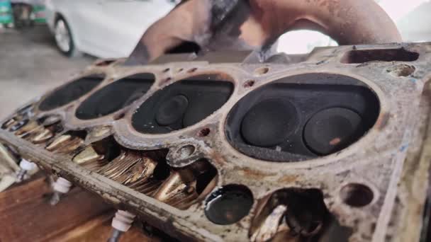 Tampa Válvula Bloco Cilindro Motor Carro Filmagem Loja Reparação Carro — Vídeo de Stock