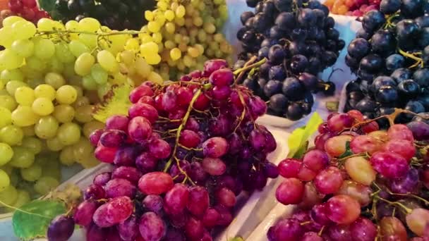 Pyszne Kolorowe Bukiet Świeżych Winogron Straganie Rynku Zewnątrz Nagranie — Wideo stockowe