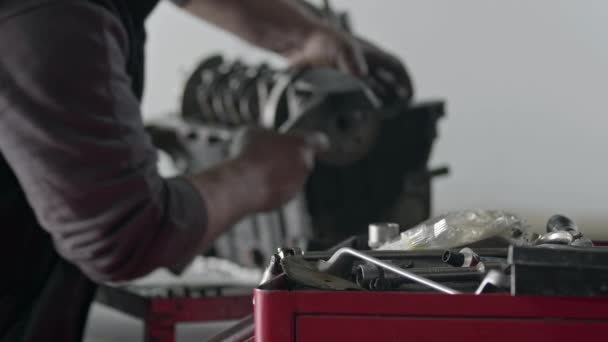機械修理車のエンジンのブロックは修理の店のフッテージの金属のハンマーが付いている部品を分けます — ストック動画
