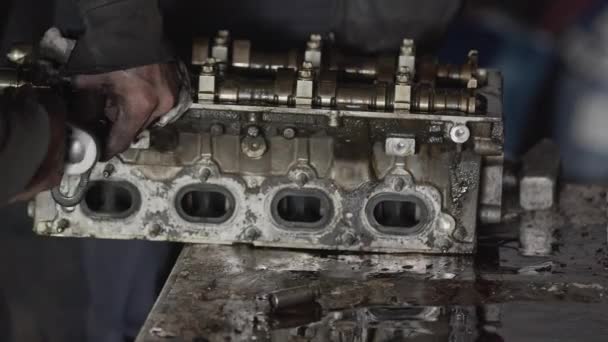 Mekaniker Skruvar Loss Och Reparerar Cylindern Blockventilhuvud Reparationsverkets Film — Stockvideo
