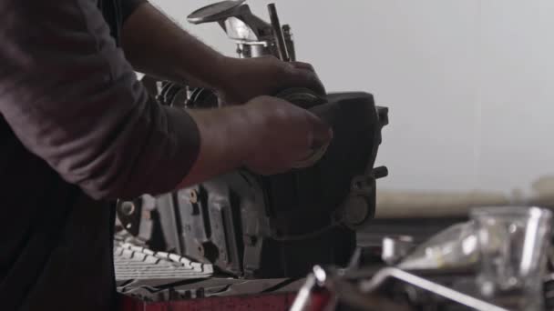 修车厂用金属锤机械修理汽车发动机组零件 — 图库视频影像