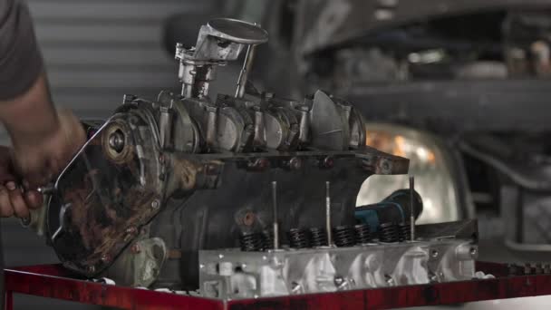 Mekaniker Installerar Skruvar Cylindern Block Ventil Huvud Reparationsverkstad Och Reparationer — Stockvideo