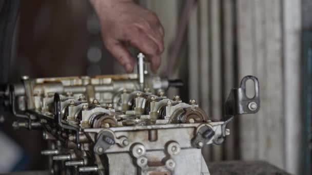 Παλιά Ανακατασκευαστεί Κινητήρα Αυτοκινήτου Που Επισκευάζεται Στο Κατάστημα Επισκευής Πλάνα — Αρχείο Βίντεο