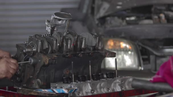 Antiguo Motor Coche Reconstruido Que Está Reparando Taller Filmación — Vídeos de Stock