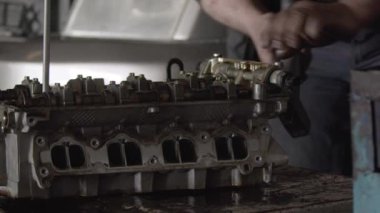 Tamir atölyesindeki eski tamir edilmiş araba motoru tamir ediliyor..