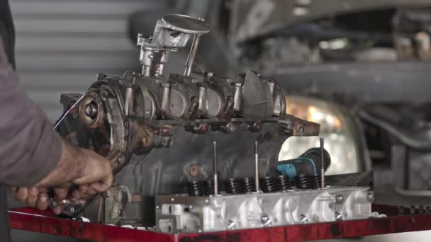 Antiguo Motor Coche Reconstruido Que Está Reparando Taller Filmación — Vídeos de Stock