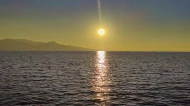 Sarı Okyanus Günbatımı 'ndaki Sonsuz Ufuk Çizgisi.