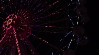 Eğlence Gecesi Görüntülerindeki Dönme Dolap Eğlence Parkında Dönüyor.