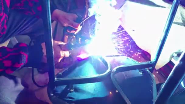 Ремонтник Welds Metal Legs Chair Electrode Welding Footage — стоковое видео