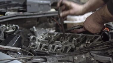 Otomobil Motoru Vidaları Kuruluyor ve Onarılıyor.  