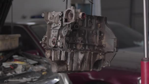 リフトのスウェーディングカーエンジンが修理されるのを待っている — ストック動画
