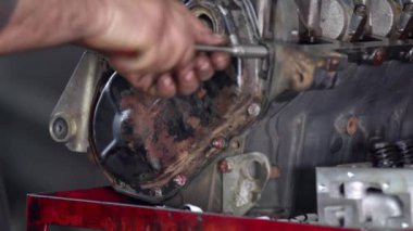 Tamir Edilmiş Araba Motor Parçaları Tamir Atölyesi 'nin Görüntü Bölümü.