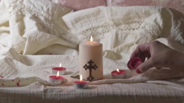 Hıristiyan kadın mum yakıyor, tanrıya dua ediyor..