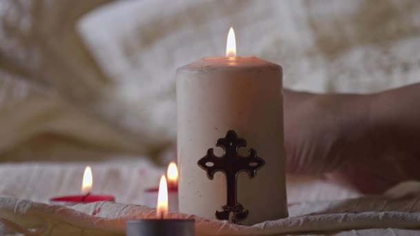 Christian Woman Lights Życzeniowe Świece Wideo — Wideo stockowe