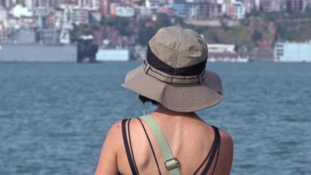 Mujer Con Sombrero Mira Vista Ciudad Desde Cubierta Del Ferry Video de stock libre de derechos