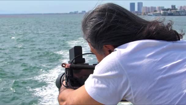 速记员从轮渡甲板上拍摄海景 — 图库视频影像