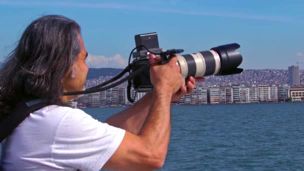 电影摄制员从轮渡甲板上拍摄的城市建筑物景观 — 图库视频影像
