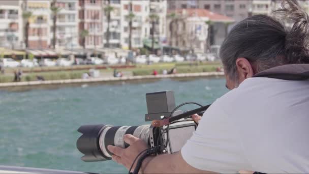 Videógrafo Hombre Disparos Ciudad Costera Mar Filmación — Vídeo de stock