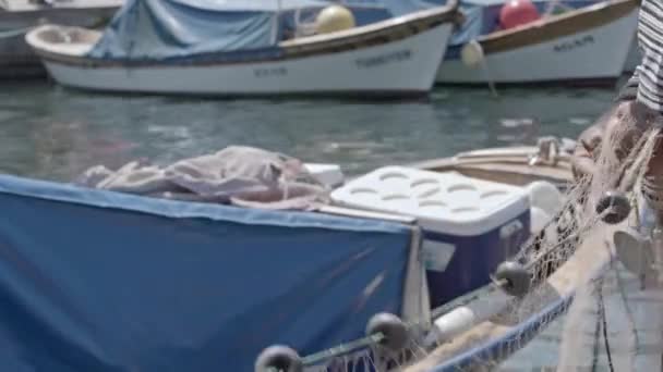 Καθαρισμός Και Προετοιμασία Nets Ψάρεμα Στην Παραλία Πλάνα — Αρχείο Βίντεο