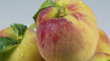 Lezzetli Yeni Hasat Şeftalileri Tabakta Dönüyor.