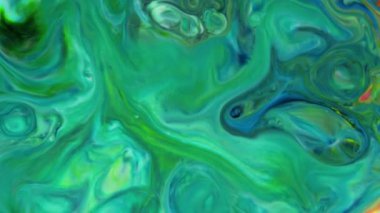 Bu video, yavaş çekimde yayılan koyu renkli boya karışımının aşırı yakın çekim görüntülerini içeriyor. Harmanlandıklarında, bu renkler hareketli grafiklerde kullanılabilecek güzel bir doku dizaynı oluştururlar. .