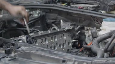 Yeniden İnşa Edilen Otomobil Motoru Görüntüsünün Büyük Ratchet Anahtarı Parçalarını Onarım ve Toplama.