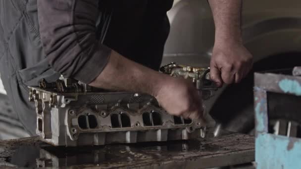 维修商铺内修理汽车引擎气缸盖 — 图库视频影像