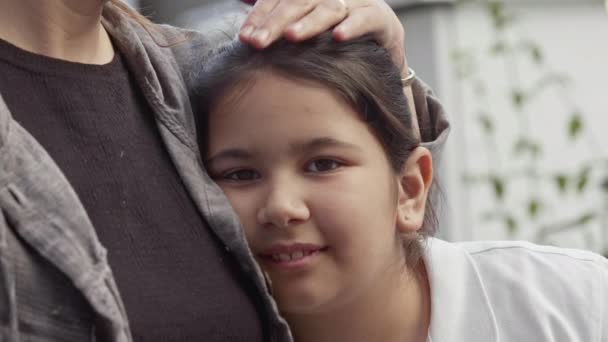 Rakastava Äiti Hyväilee Tyttärensä Hiusten Kuvamateriaalia — kuvapankkivideo