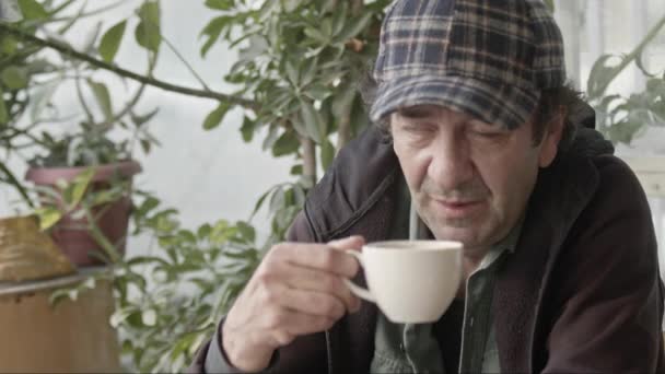 Osamělý Bezdomovec Přemýšlivý Starý Muž Pití Kávy Chladném Počasí Záběry Stock Záběr