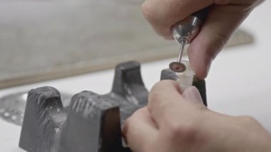 Protez Diş Laboratuvarı 'ndaki Diş Şekillendirme Görüntüsü.