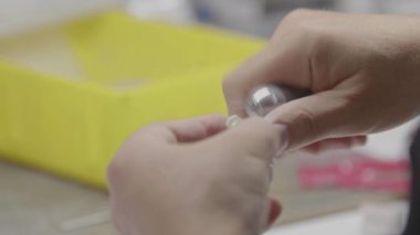 Protez Diş Laboratuvarı 'ndaki Diş Şekillendirme Görüntüsü.