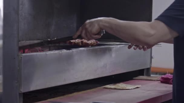 Shish Kebab Master Připravuje Jehněčí Shish Kebab Vaří Grilování Záběry Royalty Free Stock Video