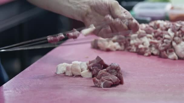 Shish Kebab Master Struny Mięso Jagnięce Szuflady Przygotowuje Grilla Fire — Wideo stockowe