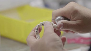 Dişçi Teknisyen Laboratuvar Görüntülerinde Protez Dişler.