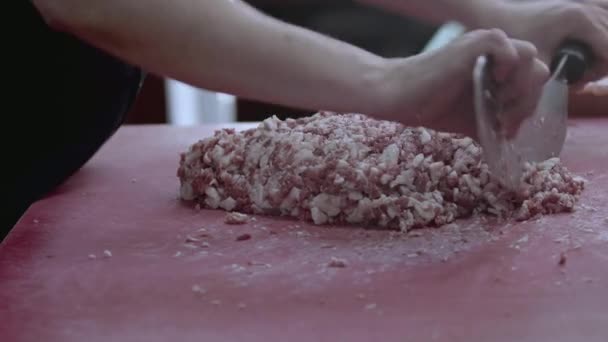 Shish Kebab Master Przygotowuje Mięso Jagnięce Noża Zbroi Nagranie — Wideo stockowe